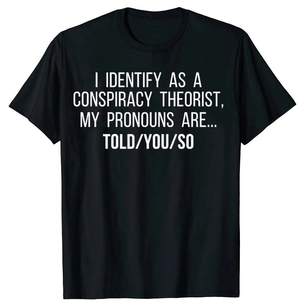 Lustiges T-Shirt mit der Aufschrift „Ich identifiziere mich als Konspirations-Theoretiker. Meine Pronomen: Told You So“. Kurzärmliges, modisches, lässiges, übergroßes T-Shirt.