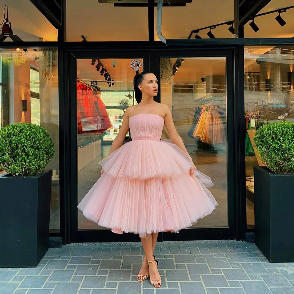 

Розовое коктейльное платье без бретелек, без рукавов