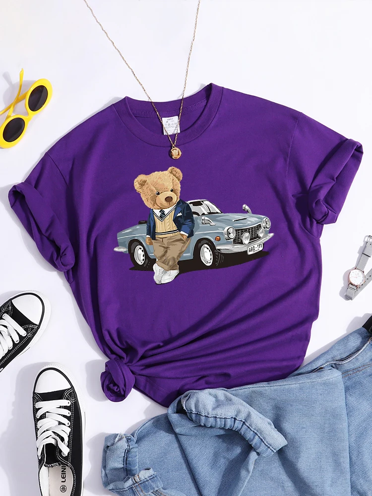 Teddy Bear Beside The Car T-Shirt Hip Hop Summer Tee Tops Soft Casual Individualt-Shirt Creativity Essential Women Tshirt