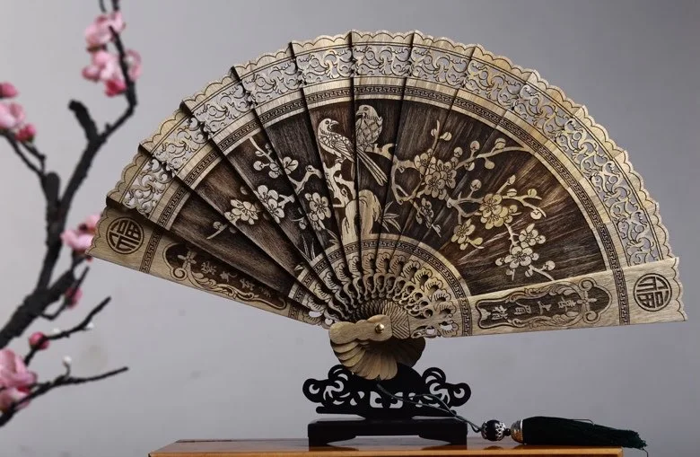 Golden Nanmu geschnitzter Faltfächer, Mahagoni-Hohl, kreativer Bastelfächer mit Geschenkbox, klassischer chinesischer Fächer, Fotografie-Requisiten – Detail 18