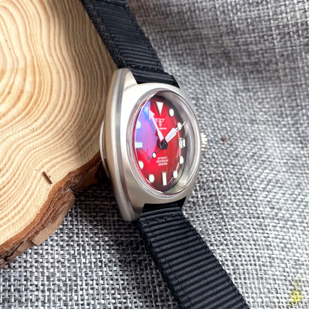 Military diver watch with NH35 automatic movement, sapphire crystal, stainless steel case, and 200m water resistance.