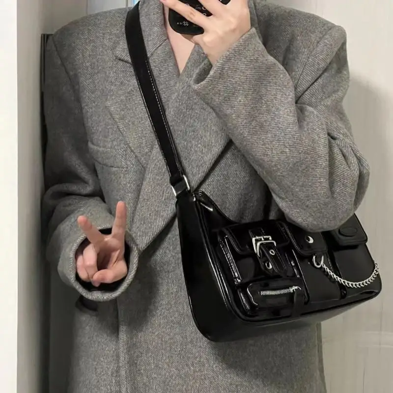 28GD Functional and Stylish Shoulder Bag with Multiple Pockets Adjustable Strap Perfect for Everyday Use and Travel