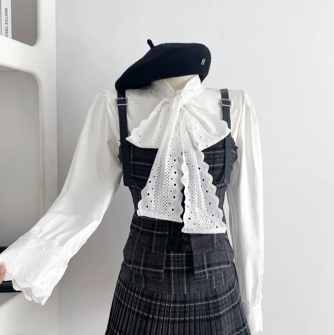 Conjunto de 3 piezas estilo retro coreano de otoño para mujer, camisa blanca, chaleco de tirantes y falda plisada, diseño de estilo universitario, moda Y2K.