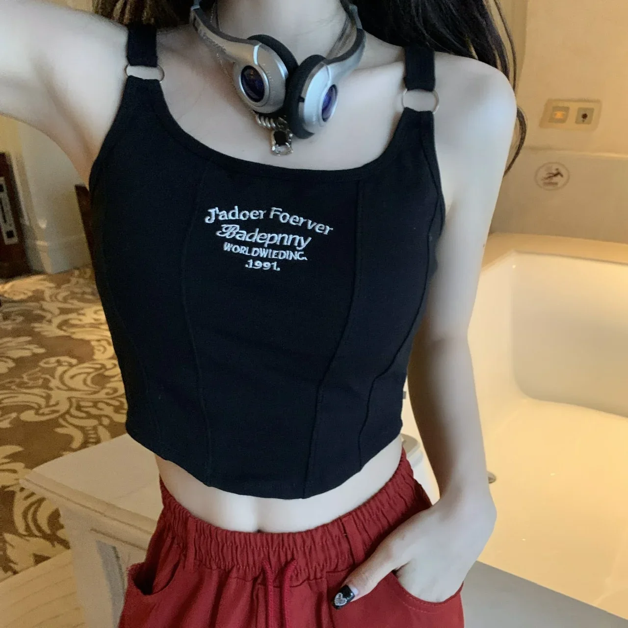 Рисунок 3 - Женский жилет с вышивкой и надписью