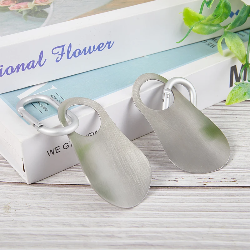전문 신발 뿔 스푼, 스테인리스강 금속 신발 경적, 카라비너 포함 신발 리프터 도구, 7.5cm, 1PC
