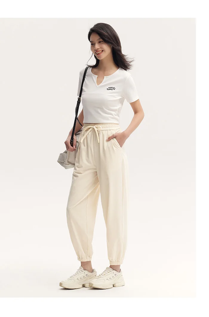 Pantalones casuales para mujer diseñados con un toque de textura. Pantalones cónicos de jacquard con estampado oscuro y un ajuste único y holgado.