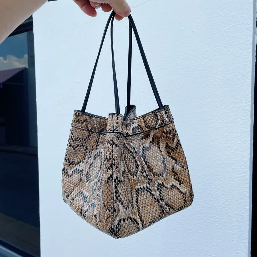 

Luxury Serpentine Bucket Bag Alligator Shoulder Bag Animal Pattern Handbags and Purses Luxury Basket Bags for Women 2023 Tote