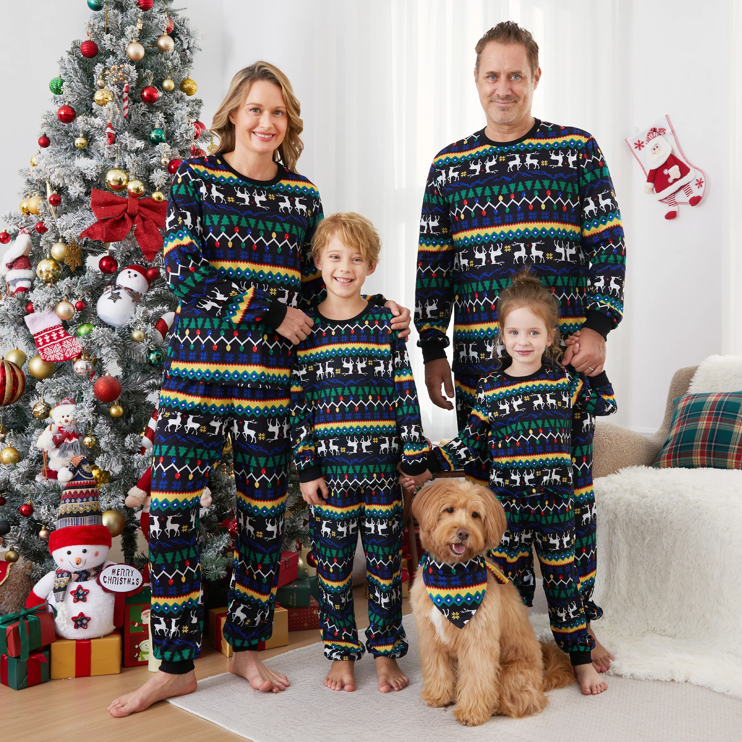 thumbnail image 1 of Conjuntos de pijamas navideños a juego para toda la familia con estampado de renos y luces, 1 of 5