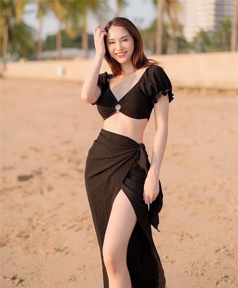 

Новый однотонный купальник-бикини с открытой спиной и разрезом