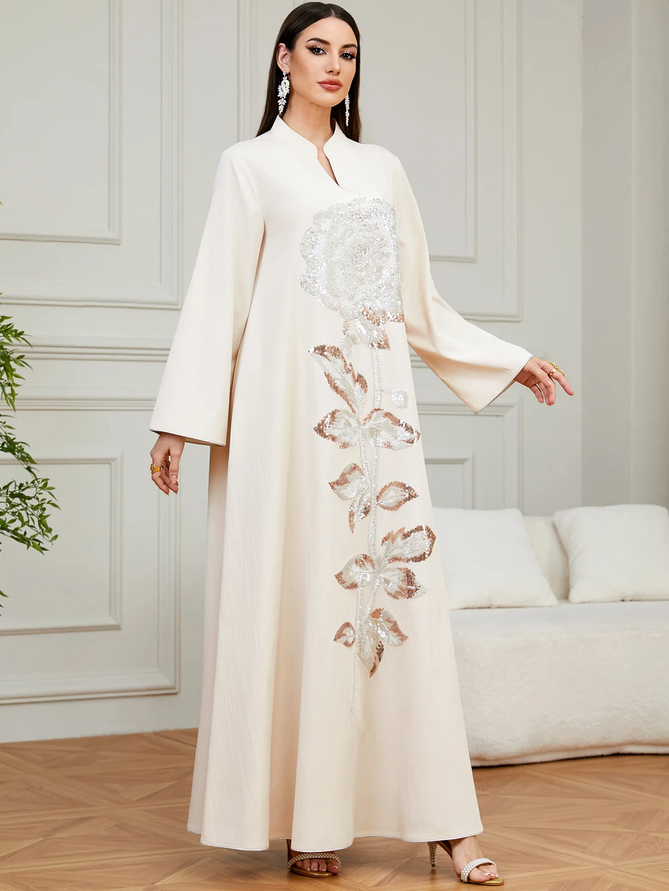 جلابية أوف وايت بتطريز فضي جانبي فاخر