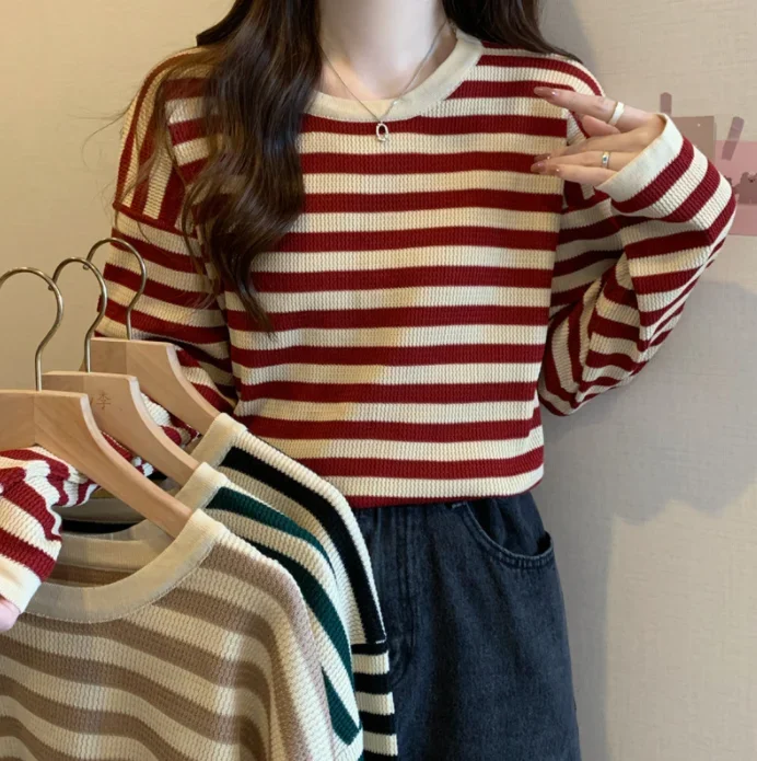 

New contrasting long sleeved loose fitting top for women