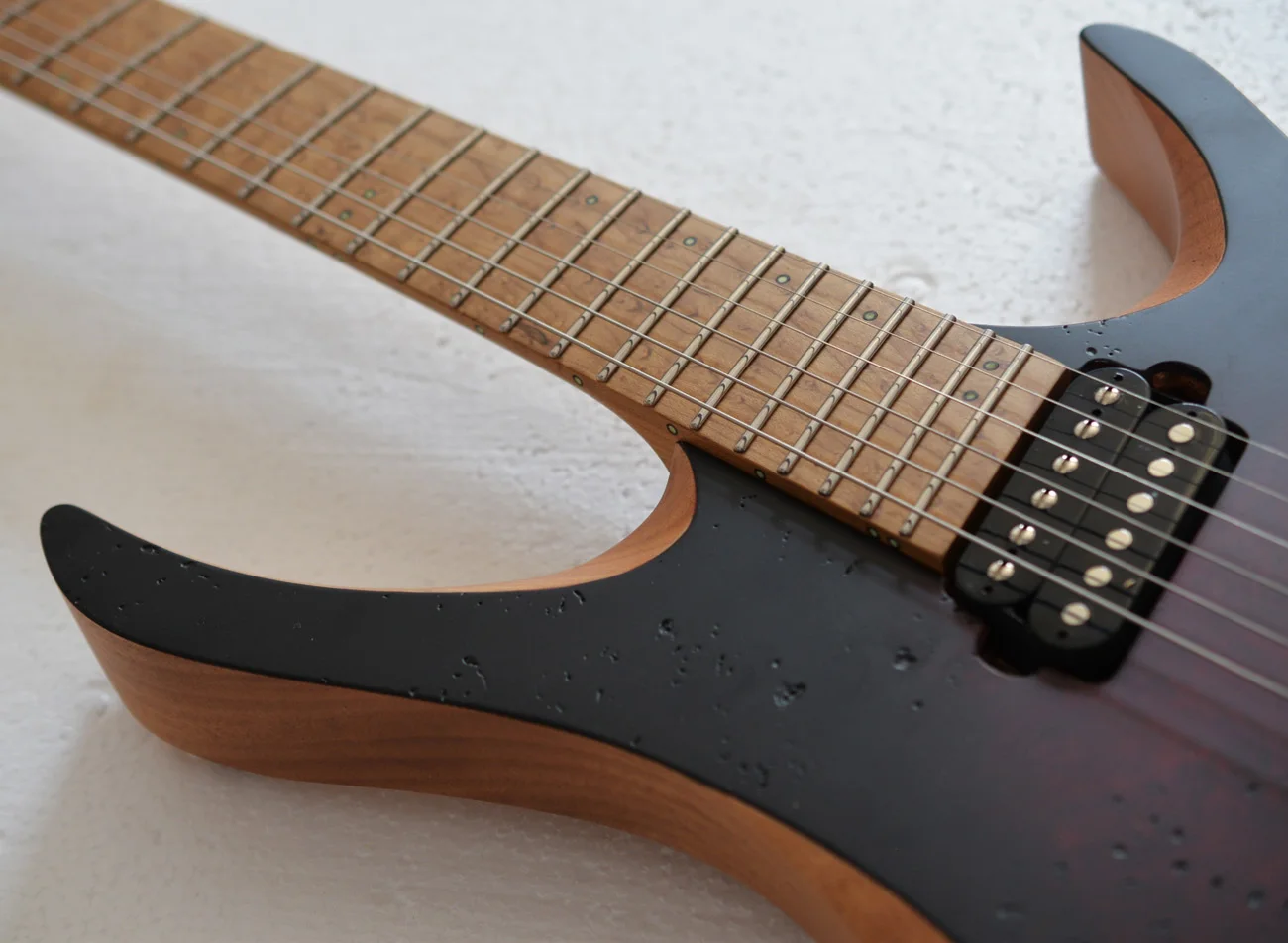 NKguitar ファンドフレット ヘッドレスギター