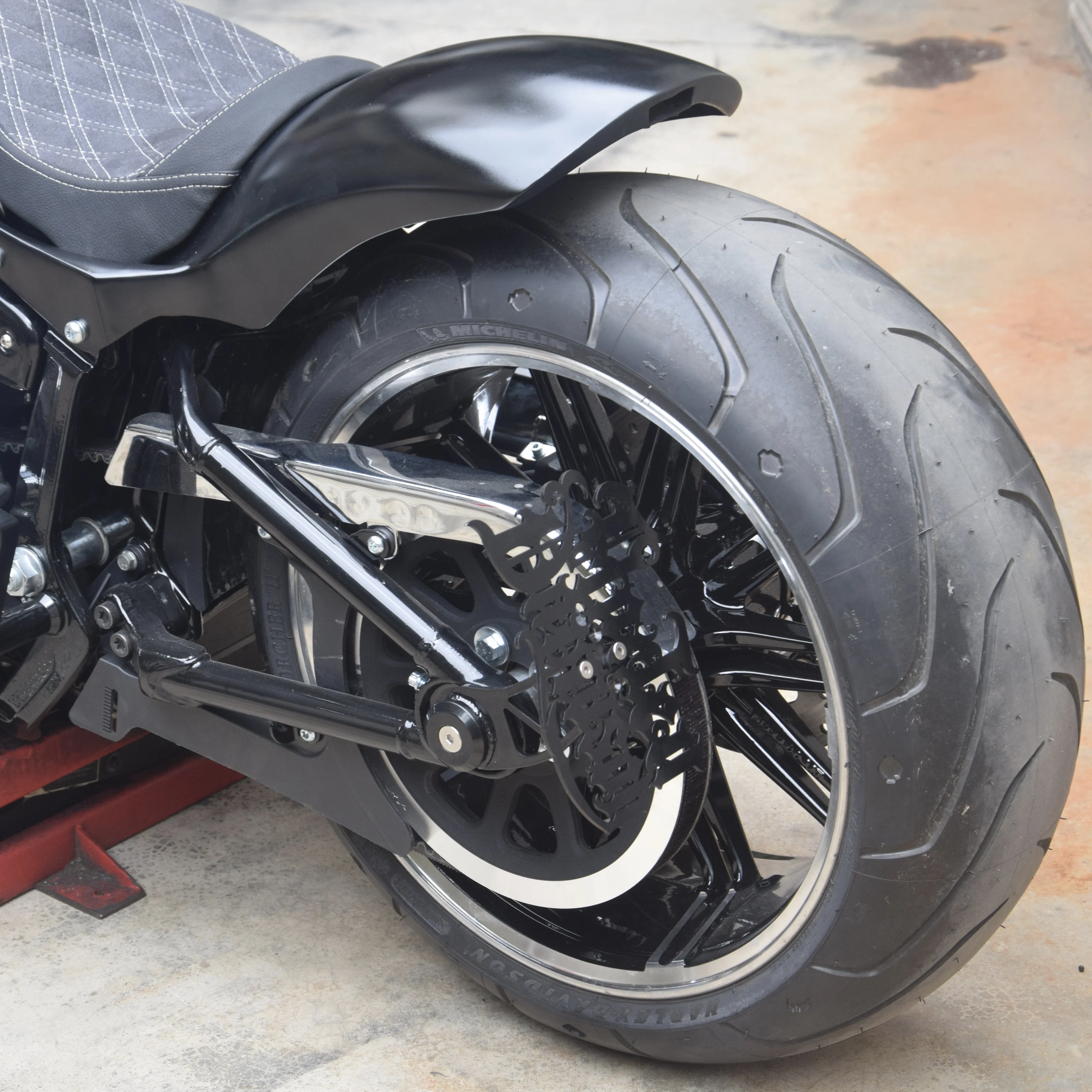 Harley Softail Fat Boy Breakout Dyna Street Bob 2018-2024 용 오토바이 블랙 수정 사이드 마운트 라이센스 플레이트 브래킷 홀더