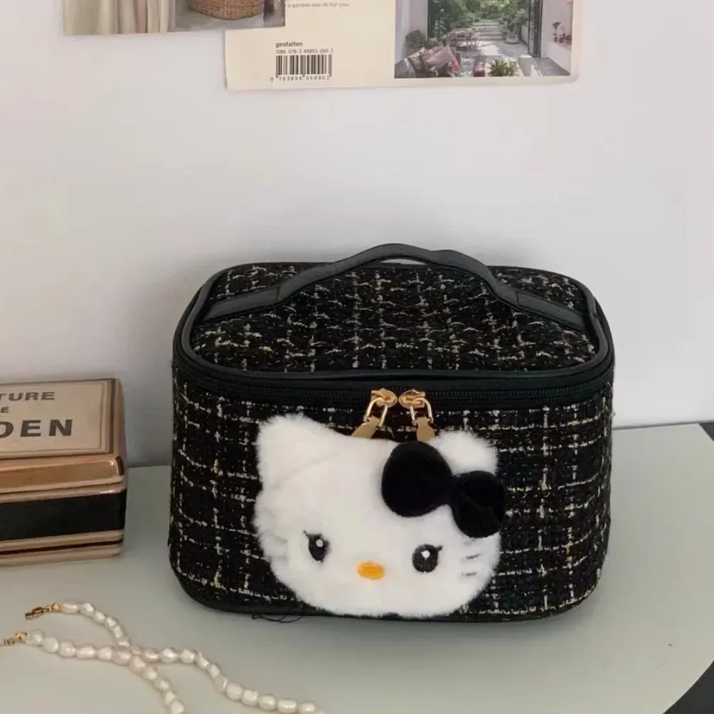thumbnail image 2 of Bolsa de cosméticos de gran capacidad con diseño de Hello Kitty en tres dimensiones para guardar artículos de tocador y de viaje, 2 of 5