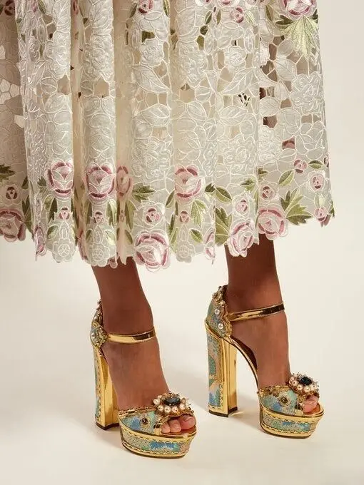 

Роскошные украшения Стразы, винтажные сандалии на платформе в стиле барокко с цветочной вышивкой и жемчугом, дизайнерские туфли с открытым носком и высоким квадратным каблуком