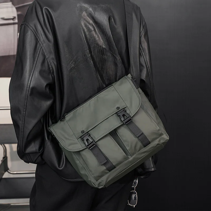 Small Messenger Bag グレー 最大15インチ対応 Japan Men Messenger Bag, Waterproof Crossbody Bag for