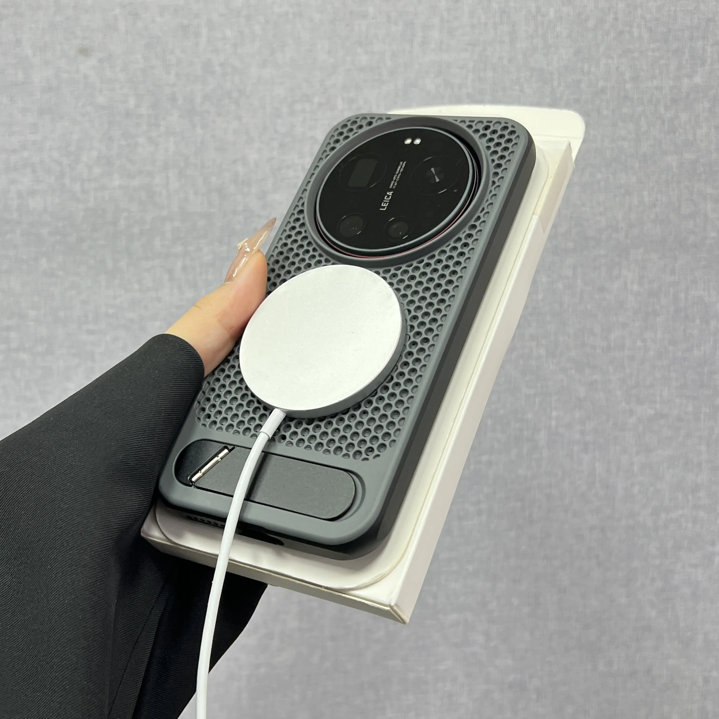 Luxury Heat Dissipation Magnetic Wireless Charging Case with Stand