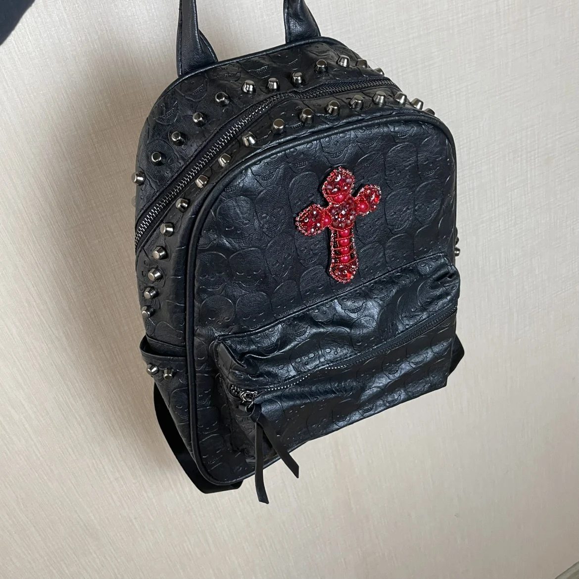 Mochila pequeña con remaches de calavera Punk cruzada de diseño