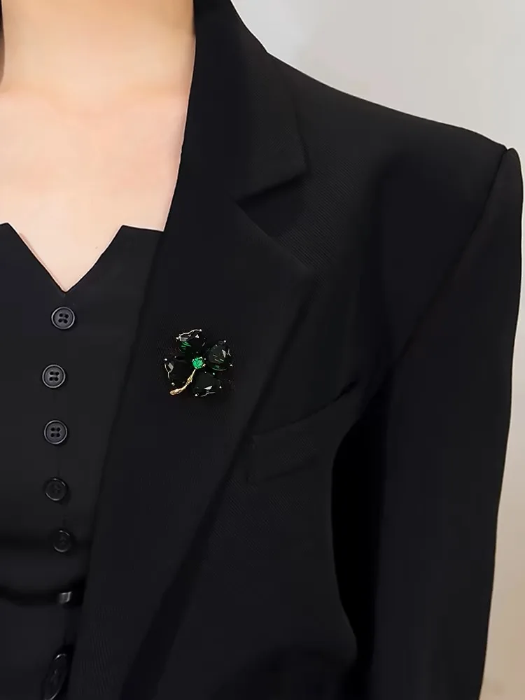 Delicate Green Crystal Lucky Four Leaf Clover Brooches for Women Retro Emerald Heart Lapel Pin Female Wedding Clothing Jewelry