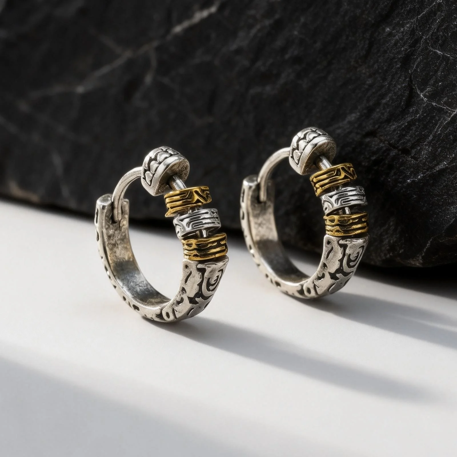 Vintage Gemusterte Huggie-Ohrringe für Männer und Jungen, Gold- und Silberfarbene Ethnische Creolen, Punk-Ohrringe Schmuck – Detail 4