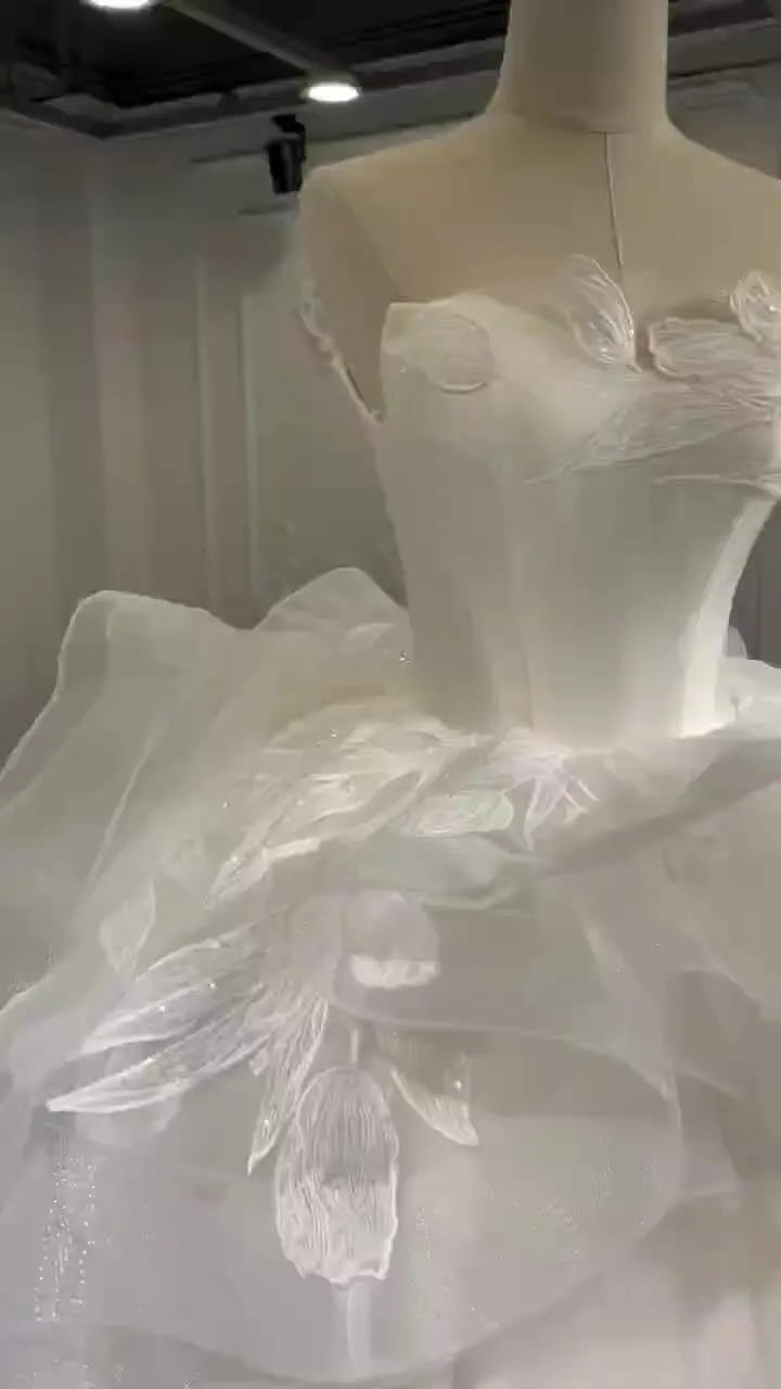 Свадебное платье с цветочным принтом на открытом воздухе весна 2024 новое