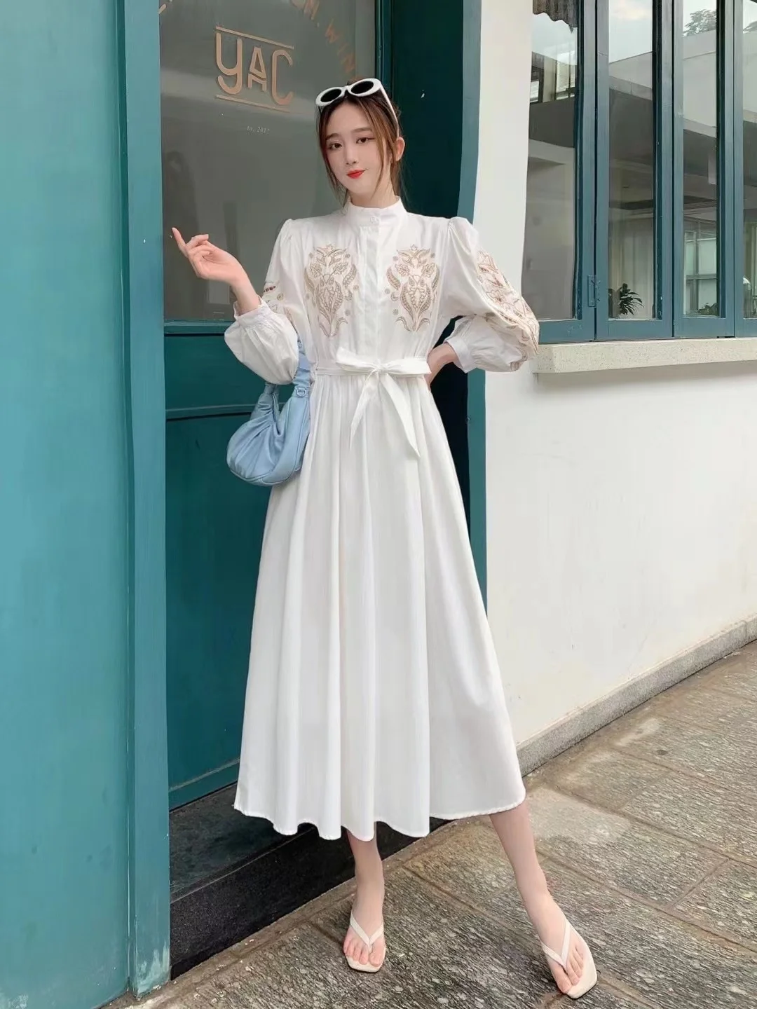 

Court style stand collar embroidered long sleeved dress with waist closed, slim tie and large hem