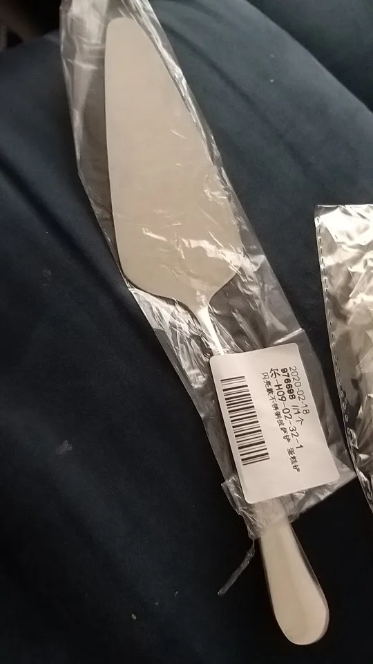 Description Picture 2 of itemStainless Steel Cake Shovel Knife Pie Pizza Cheese Spatula Server Cake Divider Knives Triangle Gold Toothed Cake Baking Tool