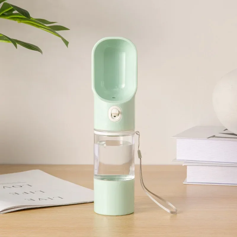 קערת מים לחיות מחמד עם מפזר מים להאכיל ולשתות לכלבים וחתולים במהלך טיולים בחוץ