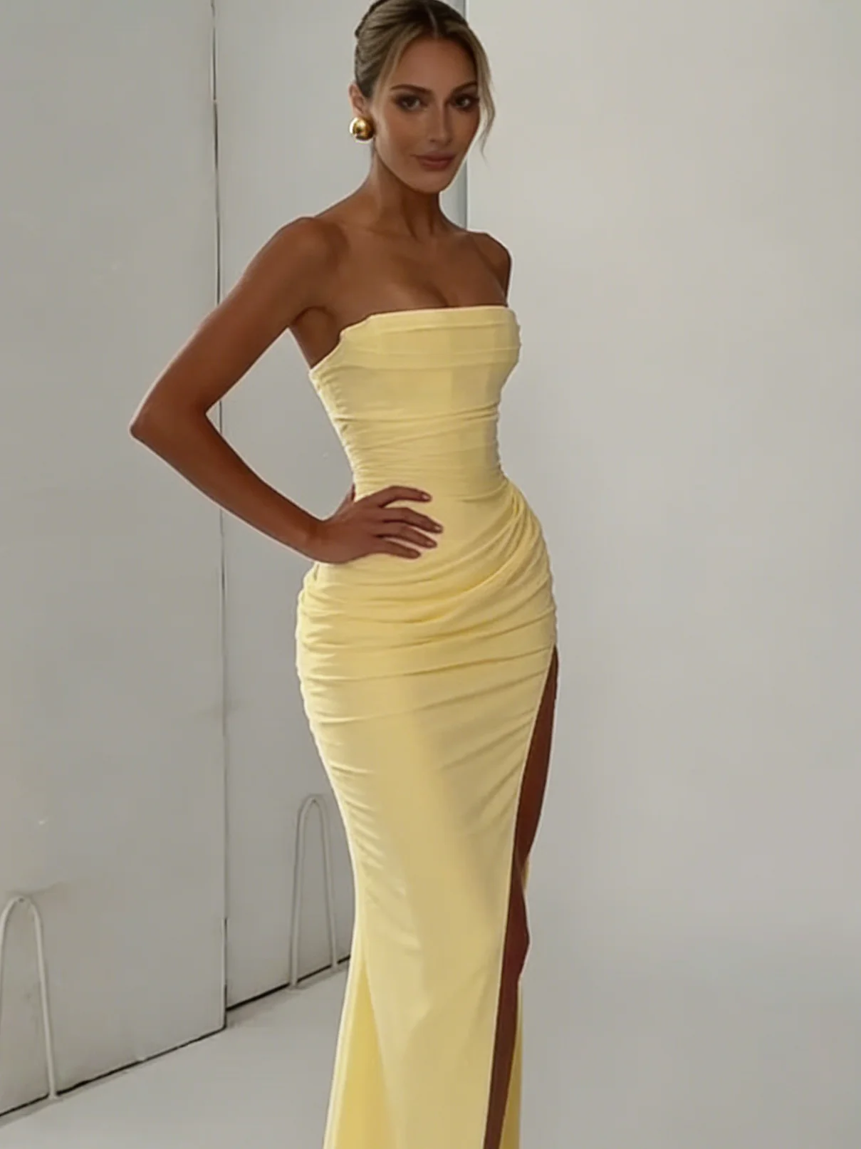 Robe plissée élégante sans bretelles jaune pour femme, chic, sans manches, cintrée à la taille, fendue, longue, pour soirée, collection 2026 1 Robe plissée élégante sans bretelles jaune pour femme, chic, sans manches, cintrée à la taille, fendue, longue, pour soirée, collection 2026 1