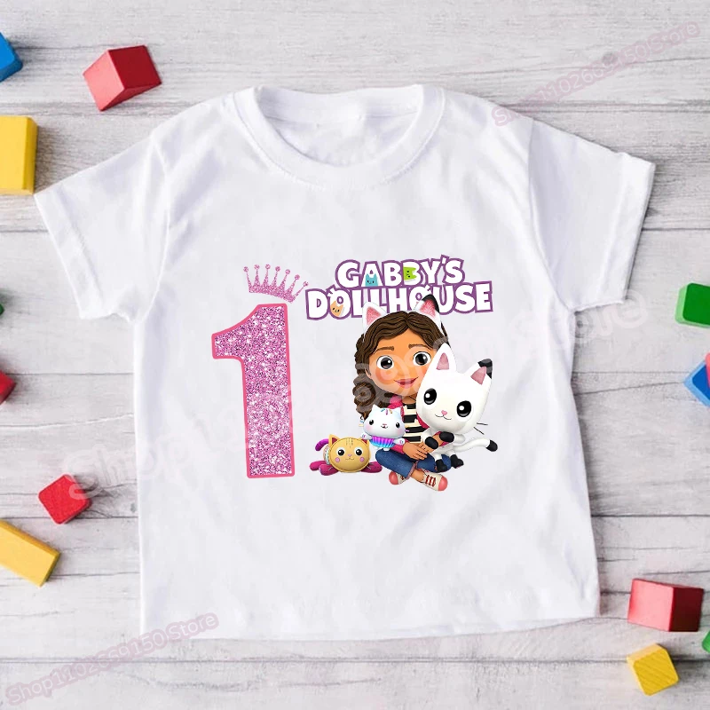 Gabby Dollhouses Girl Cartoon Cute T-Shirt Bambini Anime Kawaii Vestiti Bambini Compleanno Numero Top Summer Fashion Casual Tee Gift