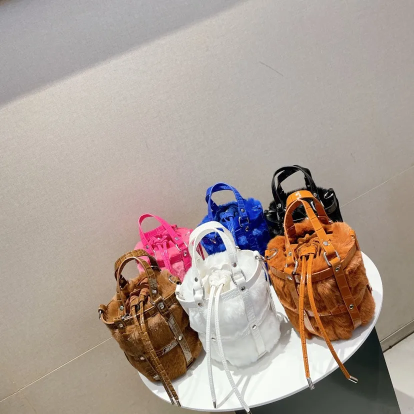 

Fashion Woven Bucket Bag Women Handbags Designer Fluffy Plush Shoulder Bag Hollow Faux Fur Bags for Women 2023 Crossbody Bags