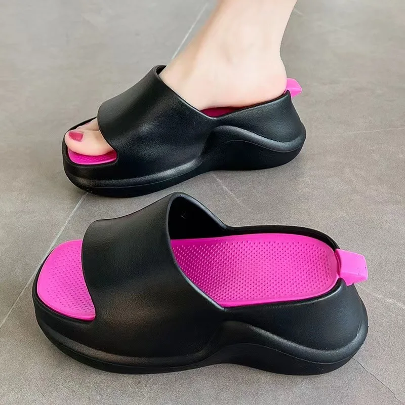 2024 Step on The Poop Feeling pantofole con suola spessa le donne indossano scarpe comode Casual con nuovo aumento delle infradito estive