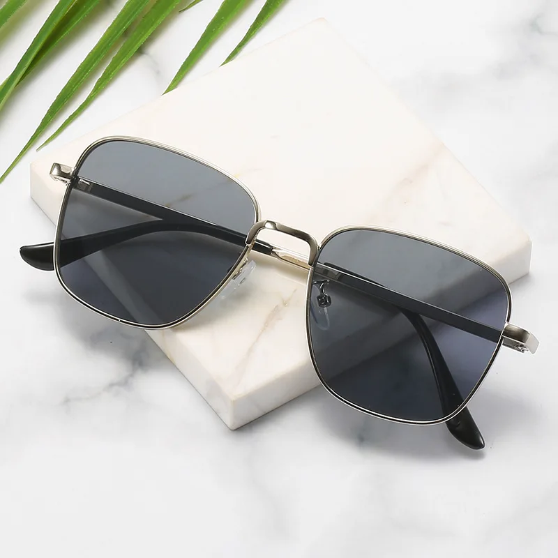 

2024 New Retro Versatile Sunglasses Elegant Box Men's Simple and Atmospheric Metal Ocean Sheet Sunglasses Women's Glasses