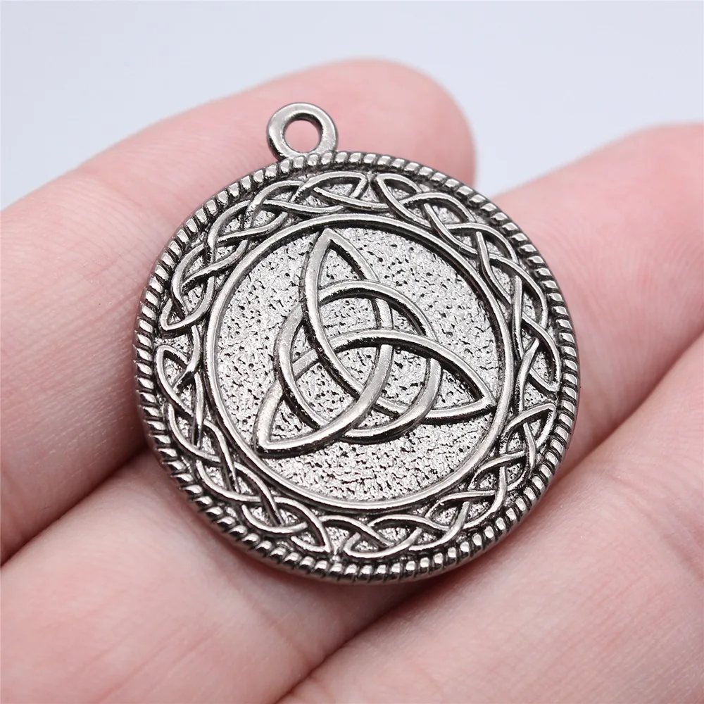 WYSIWYG5pcs28x32mm4ColorsDoubleSidedTriquetraKnotRoundCharms