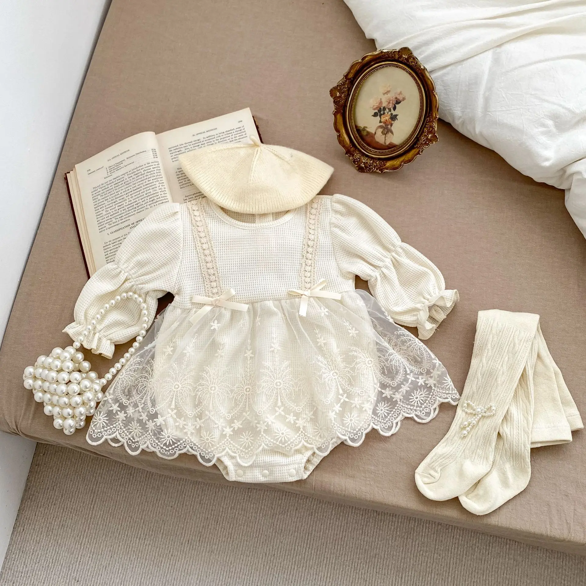

2024 Spring Baby Clothes Sweet Girls Baby Bow Bodysuit Long Sleeve Princess One Piece Newborn Girl Solid Mesh Dress Romper