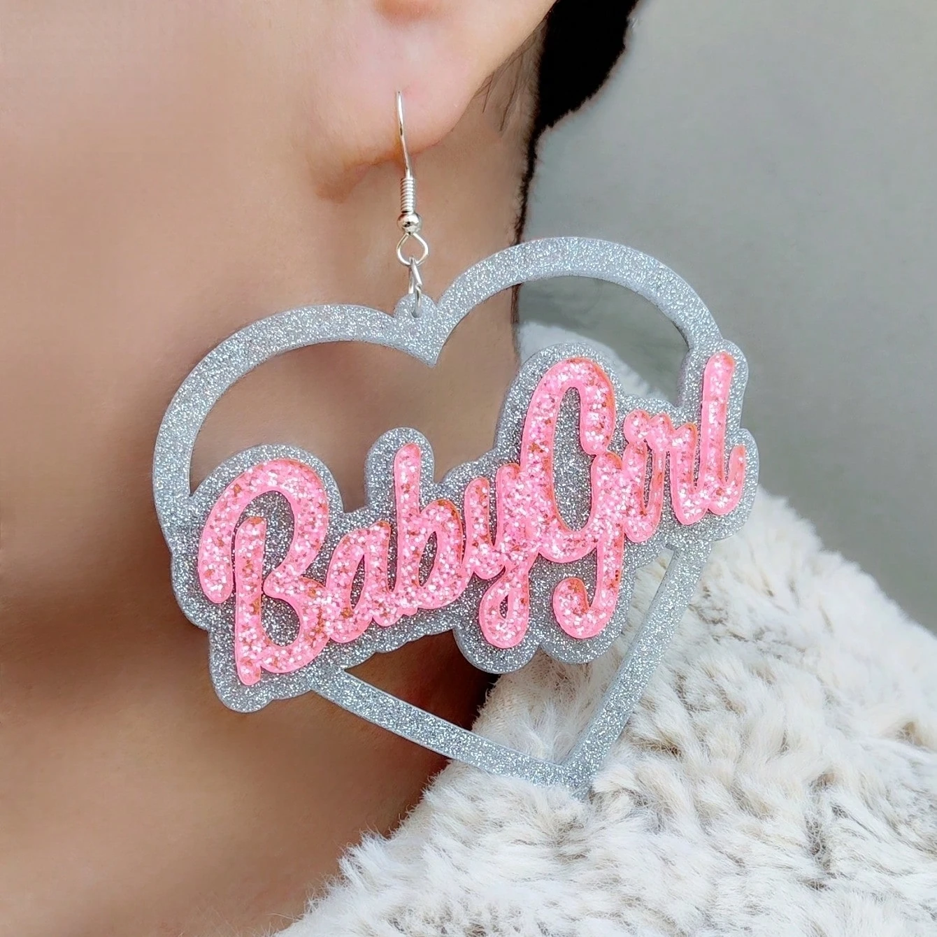 KUGUYS Herzförmige Babygirl-Babydoll-Ohrringe für Damen, glitzernder Acryl-Schmuck, Accessoires für Musikfestivals