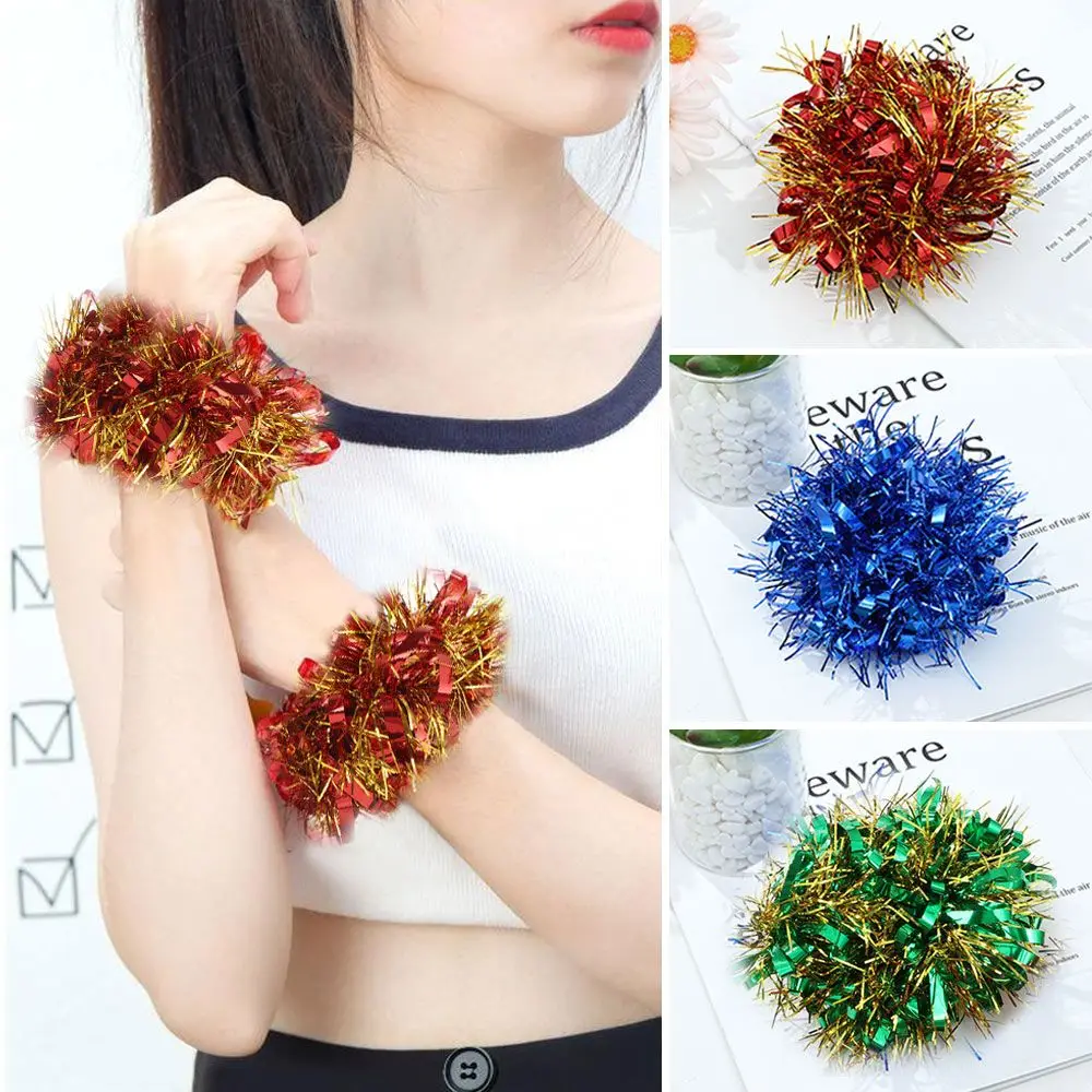 L'Elastico Del Braccialetto Sportivo Di Capodanno Dell'Asilo Esegue Il Fiore Del Polso Del Fiore Della Mano Con Paillettes