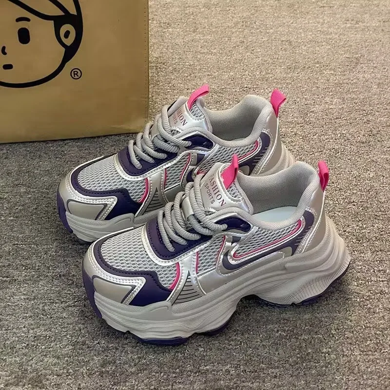 أحذية رياضية نسائية 2025 جديدة سميكة القاع المضادة للانزلاق عادية تنفس شبكة عالية الكعب الصيف الربيع الترفيه أحذية التنس