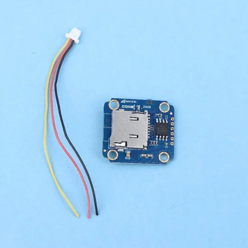 Caméra FPV HD 720P pour drone montrée sous différents angles, câbles et connectiques visibles.