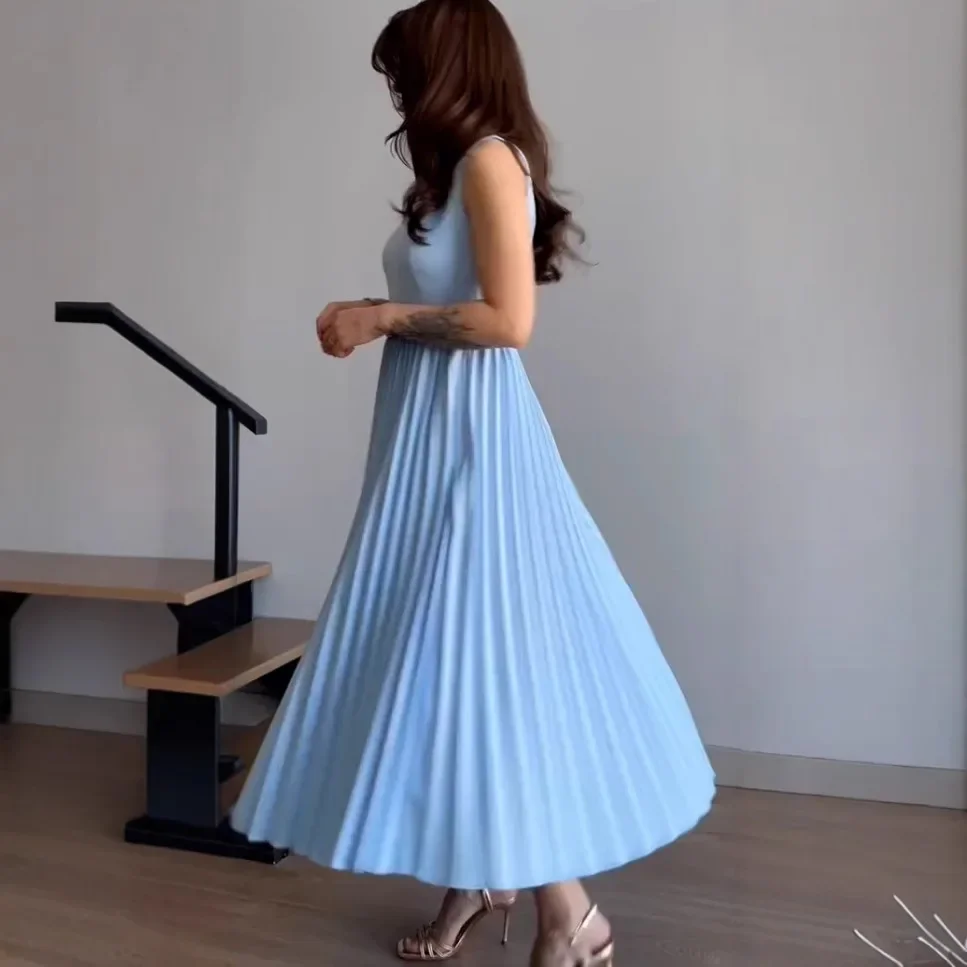 Sommerliches, plissiertes Midikleid aus hochwertigem Polyestergewebe.