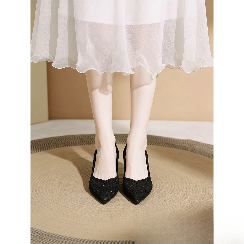 حذاء كعب لامع بلون وردي فاتح