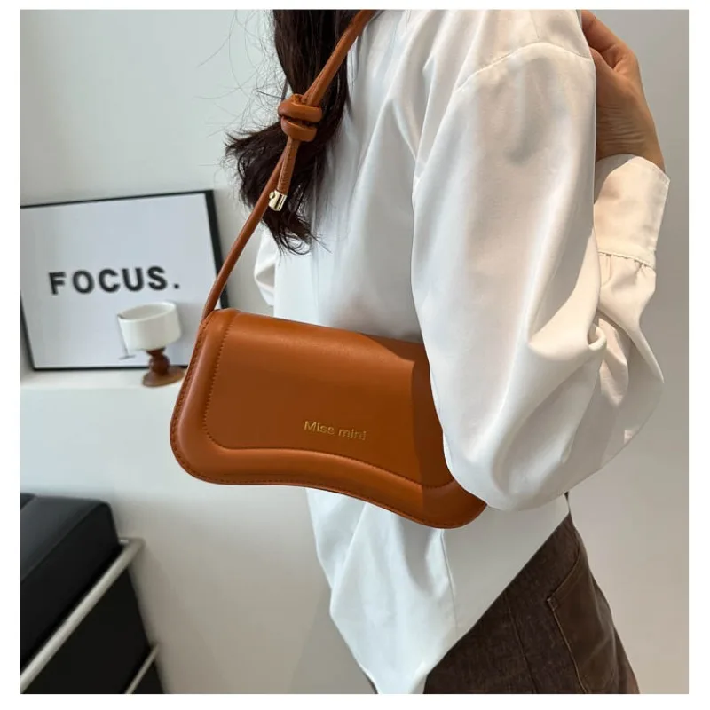 

Women Spring 2024 New Fashion Messenger Shoulder Bag Minority Design Leisure Commuter Shoulder Bag Underarm Bag