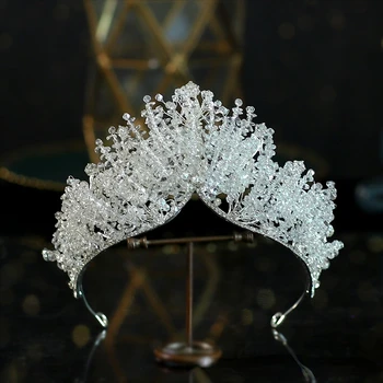 Abito da sposa da sposa con copricapo a corona di perline con atmosfera barocca, banchetto, compleanno, corona all'ingrosso