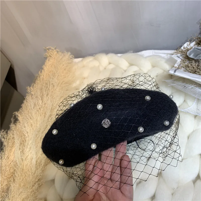 Großer Sale Faszinierende Mesh Schleier Wolle Baskenmütze Mode Brief M frauen Perlen Winter Warme Baskenmützen Vintage Filz Französisch Maler Hut_voghion.com
