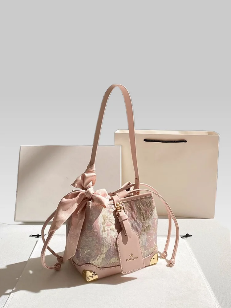 حقيبة يد نسائية فاخرة وعصرية، تتميز بطبعة مطرزة با...