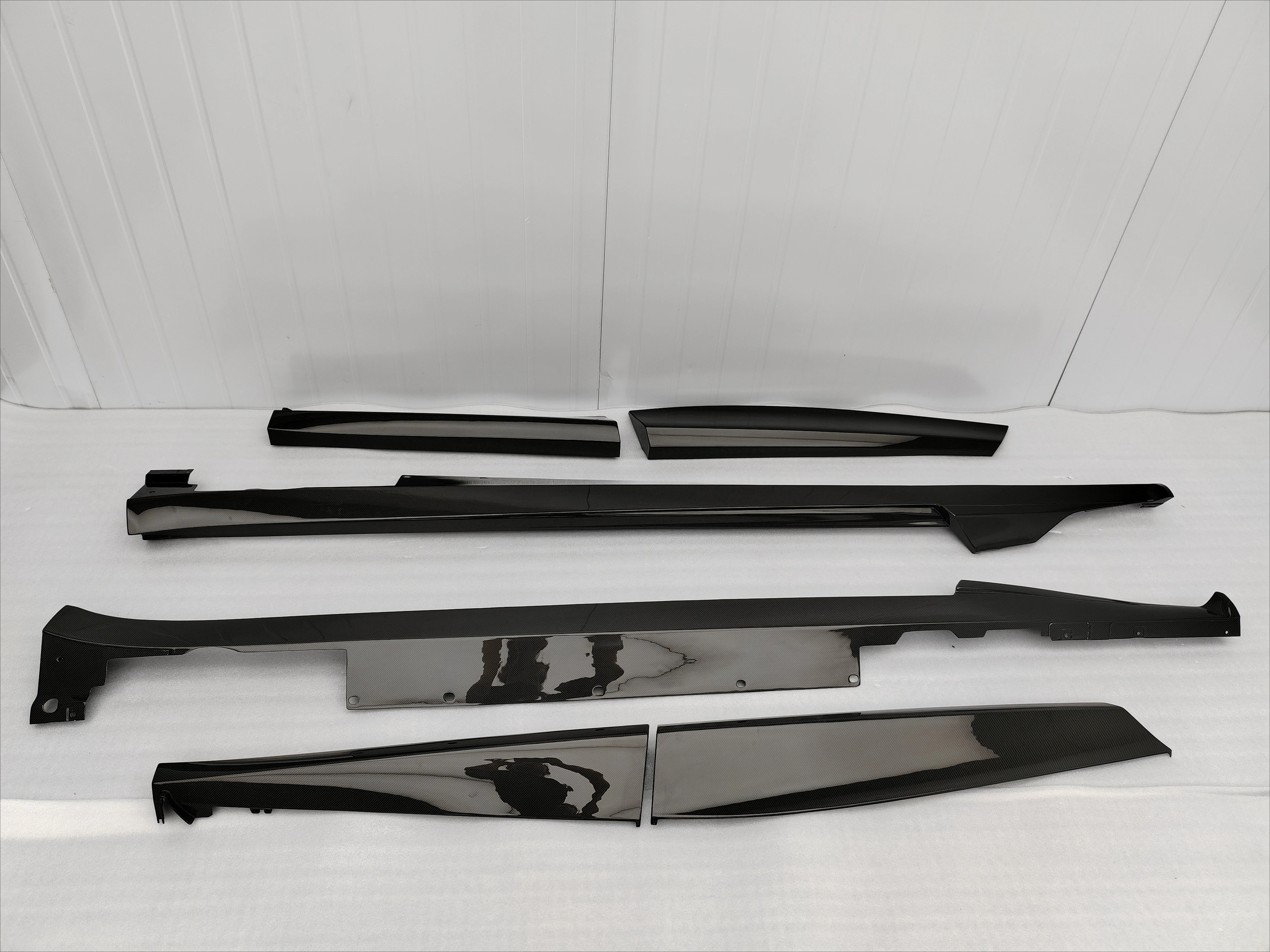OEM 스타일 풀 드라이 카본 파이버 글로시 블랙 사이드 스커트 (2023년식+ 푸로산구에 FUV용) 새 상품