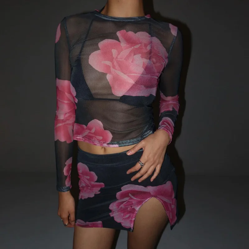 

Женский костюм из двух предметов: Топ с длинным рукавом и юбка с разрезом и принтом