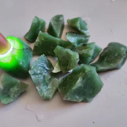 Natural Jade Green Jadeite Gemstone for Jewelry and Home Décor (Green)