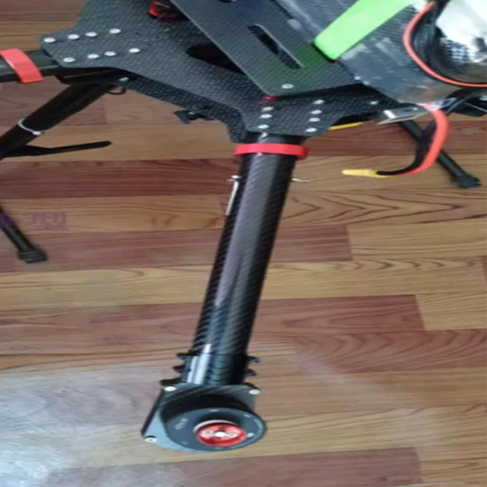 Bras de drone en alliage d'aluminium anodisé noir et jaune, posé sur fond blanc.