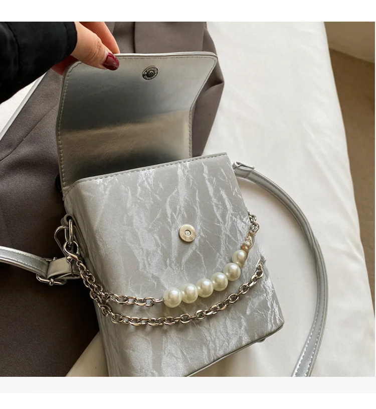 Niche Handheld Box 2024 New Color Contrasting Crossbody Fashion Butterfly Commuter Phone Shoulder Bag_voghion.com